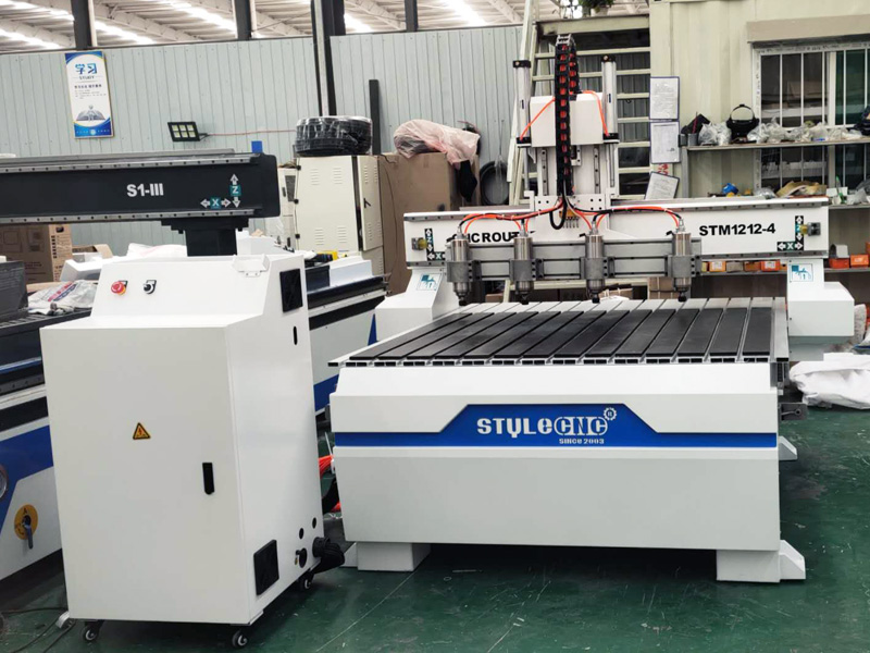 帶 4 個頭的多軸數控木工機