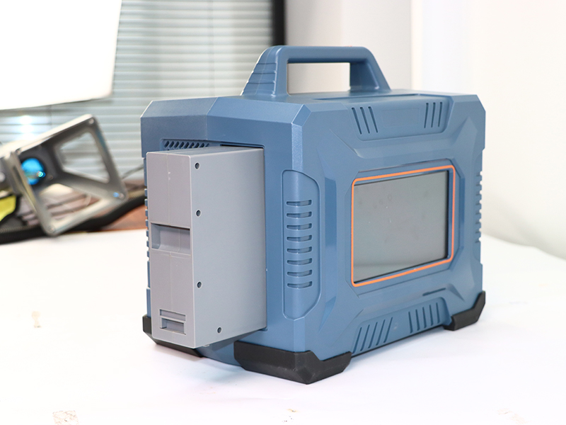 電池供電的便攜式手持光纖激光雕刻機(jī) 電池供電的便攜式手持光纖激光雕刻機(jī)