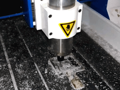 迷你數(shù)控雕刻機(jī)正在制作廣告用丙烯酸樹脂 迷你數(shù)控雕刻機(jī)正在制作廣告用丙烯酸樹脂