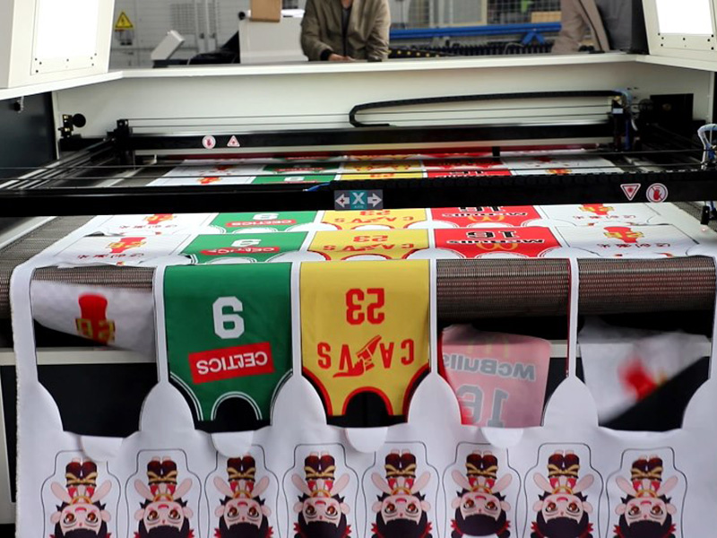 用于汽車內(nèi)飾項目的激光織物切割機(jī) 用于汽車內(nèi)飾項目的激光織物切割機(jī)