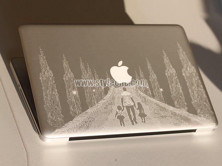 光纖激光打標機在筆記本電腦上工作