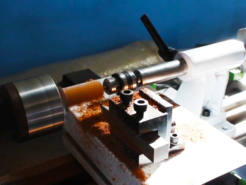 小型木工車床車削木珠