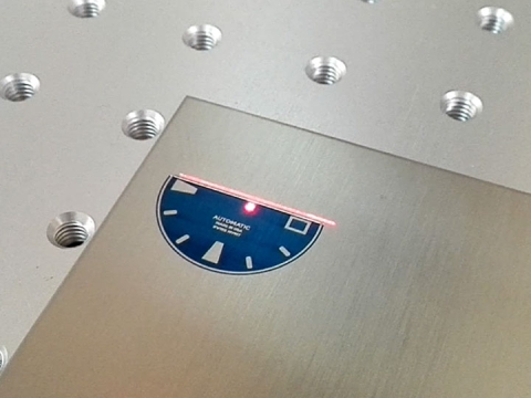 30W 帶自動對焦系統的 MOPA 激光打標機