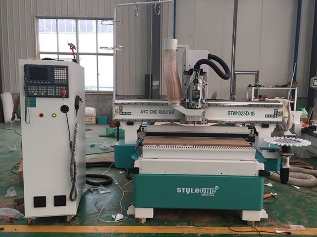 阿拉伯聯(lián)合酋長國的自動換刀數(shù)控雕刻機