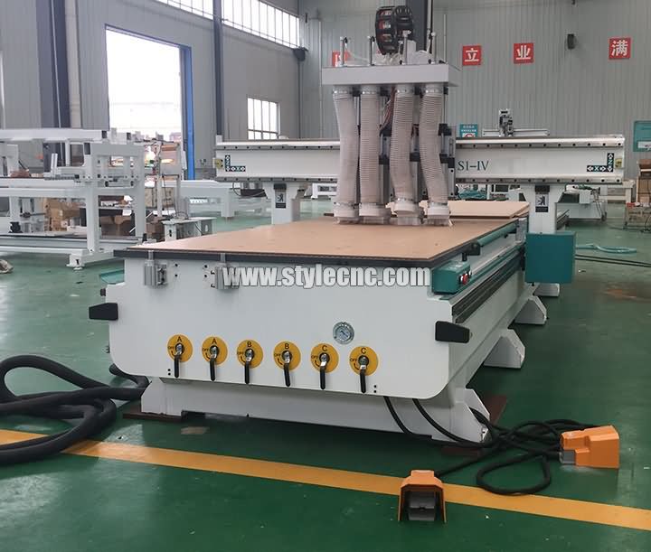 帶 4 個(gè)主軸的家具數(shù)控雕刻機(jī)發(fā)貨到卡塔爾 帶 4 個(gè)主軸的家具數(shù)控雕刻機(jī)發(fā)貨到卡塔爾