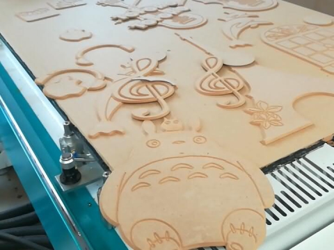 用于中密度纖維板切割的三軸數(shù)控機(jī)床 用于中密度纖維板切割的三軸數(shù)控機(jī)床