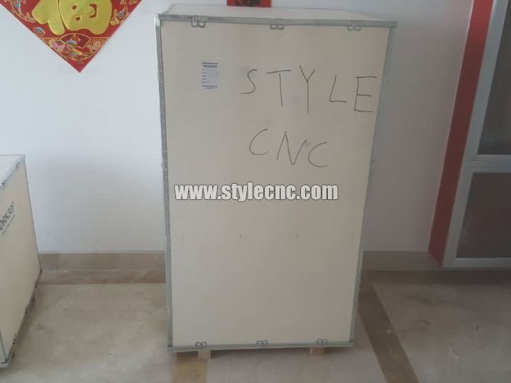 膠合板包裝 30W MOPA光纖激光打標(biāo)系統(tǒng)發(fā)貨塞爾維亞