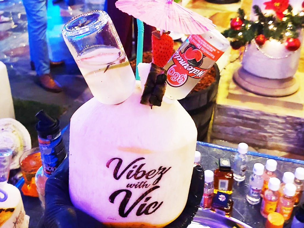 新鮮椰子上的激光雕刻標(biāo)志