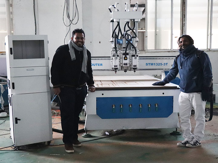 英國數控雕刻機,帶 3 個主軸 英國數控雕刻機,帶 3 個主軸