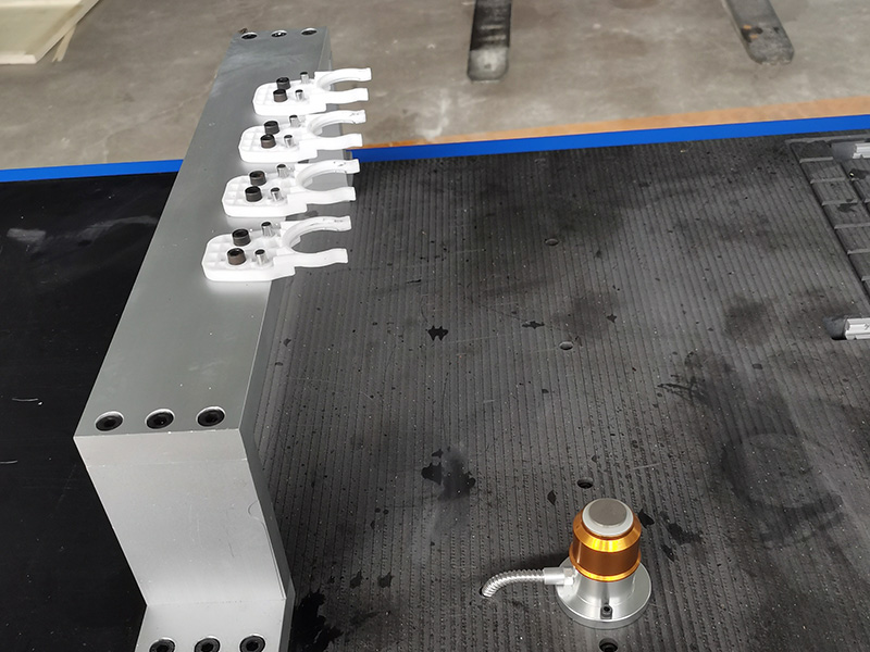 STG6090 帶第四旋轉(zhuǎn)軸的鋁合金臺(tái)式數(shù)控雕刻機(jī) STG6090 帶第四旋轉(zhuǎn)軸的鋁合金臺(tái)式數(shù)控雕刻機(jī)