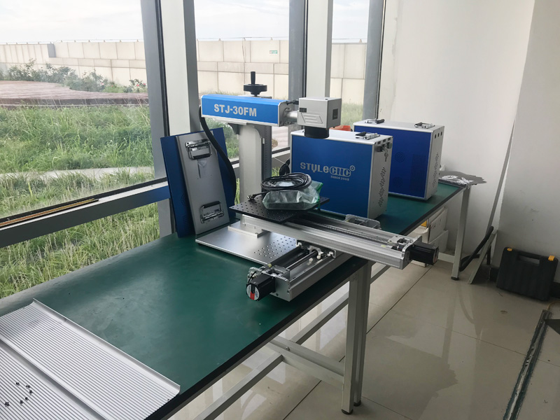 帶 XY 2 軸移動工作臺的光纖激光雕刻機,適用于 2D 工作臺 帶 XY 2 軸移動工作臺的光纖激光雕刻機,適用于 2D 工作臺