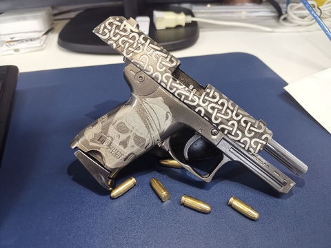 如何使用光纖激光深雕機 DIY 定制槍支？