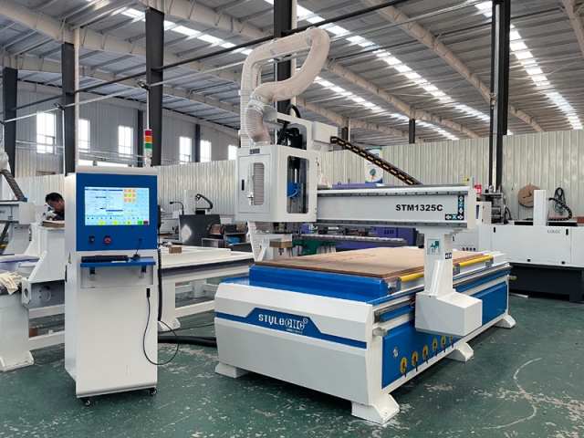 2025全新 4x8 帶換刀裝置的木工數(shù)控雕刻機 2025全新 4x8 帶換刀裝置的木工數(shù)控雕刻機