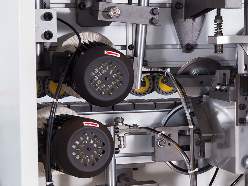 使用封邊機進行噴霧清潔和拋光 使用封邊機進行噴霧清潔和拋光