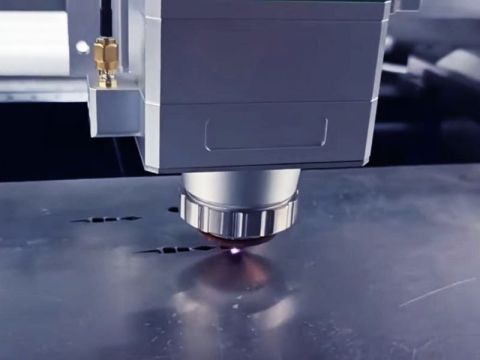 使用高精度金屬激光切割機切割銀 使用高精度金屬激光切割機切割銀