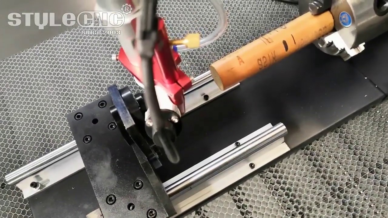 如何使用激光雕刻切割機的旋轉附件？